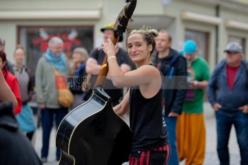 Während des Rudolstadt Festivals im Juli 2022: Karla die Geige mit Grips und Schaden | Jens Schulze / R-mediabase | <a href=/confor2/?bld=86568&t=r&pst=86541&aid=146&dc=1054&i1=Jens%20Schulze%20/%20R-mediabase>Anfrage Bildnr: 86568</a> |