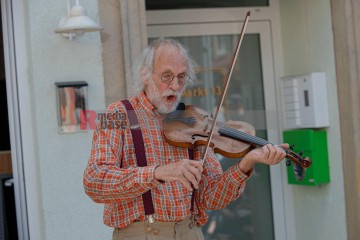 Während des Rudolstadt Festivals im Juli 2022: Klaus der Geiger | Jens Schulze / R-mediabase | <a href=/confor2/?bld=86564&t=r&pst=86541&aid=146&dc=1054&i1=Jens%20Schulze%20/%20R-mediabase>Anfrage Bildnr: 86564</a> |