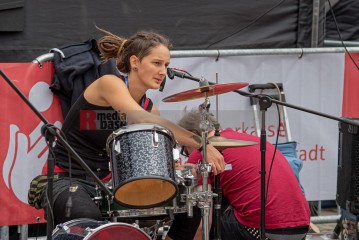 Während des Rudolstadt Festivals im Juli 2022: Zargenbruch | Jens Schulze / R-mediabase | <a href=/confor2/?bld=86586&t=r&pst=86541&aid=146&dc=1054&i1=Jens%20Schulze%20/%20R-mediabase>Anfrage Bildnr: 86586</a> |