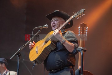 Während des Rudolstadt Festivals im Juli 2023: Eliades Ochao Grupo Patria | Jens Schulze / R-mediabase | <a href=/confor2/?bld=86565&t=r&pst=86541&aid=146&dc=1054&i1=Jens%20Schulze%20/%20R-mediabase>Anfrage Bildnr: 86565</a> |
