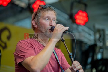 Während des Rudolstadt Festivals im Juli 2023: Heinz Ratz STROM und WASSER | Jens Schulze / R-mediabase | <a href=/confor2/?bld=86562&t=r&pst=86541&aid=146&dc=1054&i1=Jens%20Schulze%20/%20R-mediabase>Anfrage Bildnr: 86562</a> |
