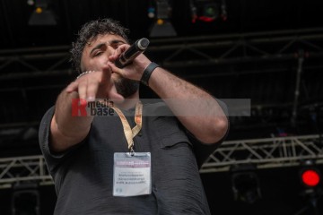 Während des Rudolstadt Festivals im Oktober 2024: Adnano MC mit Hoforchester Oranienburg | Jens Schulze / R-mediabase | <a href=/confor2/?bld=86551&t=r&pst=86541&aid=146&dc=1054&i1=Jens%20Schulze%20/%20R-mediabase>Anfrage Bildnr: 86551</a> |