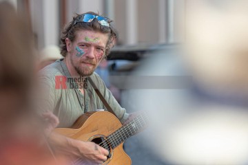 Während des Rudolstadt Festivals im Oktober 2024: Crepes Sucette | Jens Schulze / R-mediabase | <a href=/confor2/?bld=86553&t=r&pst=86541&aid=146&dc=1054&i1=Jens%20Schulze%20/%20R-mediabase>Anfrage Bildnr: 86553</a> |