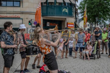 Während des Rudolstadt Festivals im Oktober 2024: Desmadre Orkesta | Jens Schulze / R-mediabase | <a href=/confor2/?bld=86588&t=r&pst=86541&aid=146&dc=1054&i1=Jens%20Schulze%20/%20R-mediabase>Anfrage Bildnr: 86588</a> |