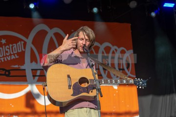 Während des Rudolstadt Festivals im Oktober 2024: Max Prosa | Jens Schulze / R-mediabase | <a href=/confor2/?bld=86582&t=r&pst=86541&aid=146&dc=1054&i1=Jens%20Schulze%20/%20R-mediabase>Anfrage Bildnr: 86582</a> |
