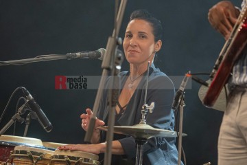 Während des Rudolstadt Festivals im Oktober 2024: Shakira Torna - Tony Ávila y su Grupo | Jens Schulze / R-mediabase | <a href=/confor2/?bld=86575&t=r&pst=86541&aid=146&dc=1054&i1=Jens%20Schulze%20/%20R-mediabase>Anfrage Bildnr: 86575</a> |