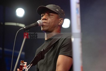 Während des Rudolstadt Festivals im Oktober 2024: Tony Ávila y su Grupo | Jens Schulze / R-mediabase | <a href=/confor2/?bld=86560&t=r&pst=86541&aid=146&dc=1054&i1=Jens%20Schulze%20/%20R-mediabase>Anfrage Bildnr: 86560</a> |