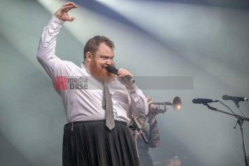 Während des Rudolstadt Festivals im Oktober 2024: Ukulele Death Squad.jpg | Jens Schulze / R-mediabase | <a href=/confor2/?bld=86552&t=r&pst=86541&aid=146&dc=1054&i1=Jens%20Schulze%20/%20R-mediabase>Anfrage Bildnr: 86552</a> |