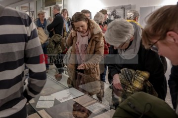 20250127 Ausstellungseröffnung zum 80. Jahrestag Befreiung von Auschwitz | Jens Schulze / R-mediabase | <a href=/confor2/?bld=91234&t=d&pst=91207&aid=146&dc=1933&i1=Jens%20Schulze%20/%20R-mediabase><strong>Download Bild 91234...</strong></a>  |