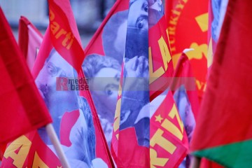 Demonstration zu den Gräbern von Liebknecht und Luxemburg, Berlin, 12. Januar 2025 | Bitzel / R-mediabase | <a href=/confor2/?bld=90682&t=d&pst=90680&aid=70&dc=1953&i1=Bitzel%20/%20R-mediabase><strong>Download Bild 90682...</strong></a> |