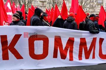 Demonstration zu den Gräbern von Liebknecht und Luxemburg, Berlin, 12. Januar 2025 | Bitzel / R-mediabase | <a href=/confor2/?bld=90683&t=d&pst=90680&aid=70&dc=1953&i1=Bitzel%20/%20R-mediabase><strong>Download Bild 90683...</strong></a> |