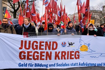 Demonstration zu den Gräbern von Liebknecht und Luxemburg, Berlin, 12. Januar 2025 | Bitzel / R-mediabase | <a href=/confor2/?bld=90684&t=d&pst=90680&aid=70&dc=1953&i1=Bitzel%20/%20R-mediabase><strong>Download Bild 90684...</strong></a> |