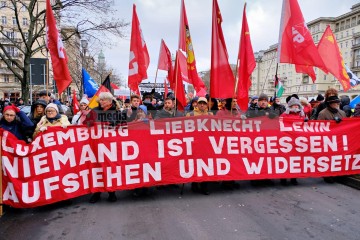 Demonstration zu den Gräbern von Liebknecht und Luxemburg, Berlin, 12. Januar 2025 | Bitzel / R-mediabase | <a href=/confor2/?bld=90685&t=d&pst=90680&aid=70&dc=1953&i1=Bitzel%20/%20R-mediabase><strong>Download Bild 90685...</strong></a> |