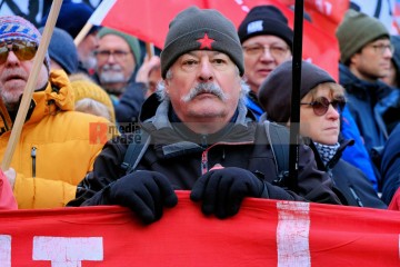 Demonstration zu den Gräbern von Liebknecht und Luxemburg, Berlin, 12. Januar 2025 | Bitzel / R-mediabase | <a href=/confor2/?bld=90686&t=d&pst=90680&aid=70&dc=1953&i1=Bitzel%20/%20R-mediabase><strong>Download Bild 90686...</strong></a> |