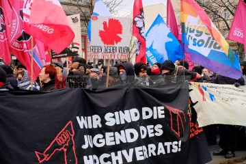 Demonstration zu den Gräbern von Liebknecht und Luxemburg, Berlin, 12. Januar 2025 | Bitzel / R-mediabase | <a href=/confor2/?bld=90690&t=d&pst=90680&aid=70&dc=1953&i1=Bitzel%20/%20R-mediabase><strong>Download Bild 90690...</strong></a> |