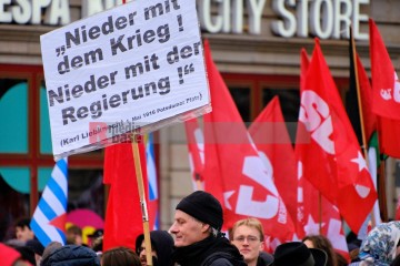 Demonstration zu den Gräbern von Liebknecht und Luxemburg, Berlin, 12. Januar 2025 | Bitzel / R-mediabase | <a href=/confor2/?bld=90688&t=d&pst=90680&aid=70&dc=1953&i1=Bitzel%20/%20R-mediabase><strong>Download Bild 90688...</strong></a> |
