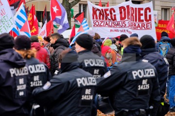 Demonstration zu den Gräbern von Liebknecht und Luxemburg, Berlin, 12. Januar 2025 | Bitzel / R-mediabase | <a href=/confor2/?bld=90689&t=d&pst=90680&aid=70&dc=1953&i1=Bitzel%20/%20R-mediabase><strong>Download Bild 90689...</strong></a> |