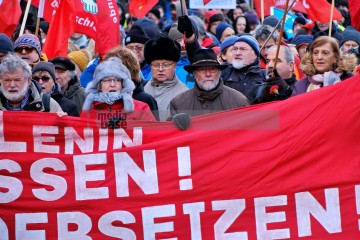 Demonstration zu den Gräbern von Liebknecht und Luxemburg, Berlin, 12. Januar 2025 | Bitzel / R-mediabase | <a href=/confor2/?bld=90691&t=d&pst=90680&aid=70&dc=1953&i1=Bitzel%20/%20R-mediabase><strong>Download Bild 90691...</strong></a> |
