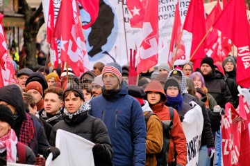 Demonstration zu den Gräbern von Liebknecht und Luxemburg, Berlin, 12. Januar 2025 | Bitzel / R-mediabase | <a href=/confor2/?bld=90692&t=d&pst=90680&aid=70&dc=1953&i1=Bitzel%20/%20R-mediabase><strong>Download Bild 90692...</strong></a> |