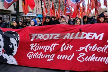 Demonstration zu den Gräbern von Liebknecht und Luxemburg, Berlin, 12. Januar 2025 | Bitzel / R-mediabase | <a href=/confor2/?bld=90693&t=d&pst=90680&aid=70&dc=1953&i1=Bitzel%20/%20R-mediabase><strong>Download Bild 90693...</strong></a> |