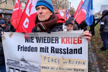 Demonstration zu den Gräbern von Liebknecht und Luxemburg, Berlin, 12. Januar 2025 | Bitzel / R-mediabase | <a href=/confor2/?bld=90694&t=d&pst=90680&aid=70&dc=1953&i1=Bitzel%20/%20R-mediabase><strong>Download Bild 90694...</strong></a> |