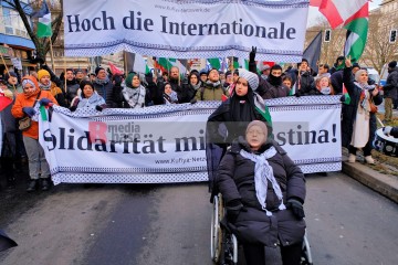 Demonstration zu den Gräbern von Liebknecht und Luxemburg, Berlin, 12. Januar 2025 | Bitzel / R-mediabase | <a href=/confor2/?bld=90695&t=d&pst=90680&aid=70&dc=1953&i1=Bitzel%20/%20R-mediabase><strong>Download Bild 90695...</strong></a> |