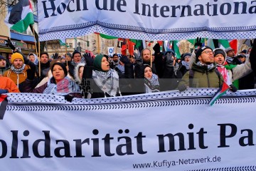 Demonstration zu den Gräbern von Liebknecht und Luxemburg, Berlin, 12. Januar 2025 | Bitzel / R-mediabase | <a href=/confor2/?bld=90696&t=d&pst=90680&aid=70&dc=1953&i1=Bitzel%20/%20R-mediabase><strong>Download Bild 90696...</strong></a> |