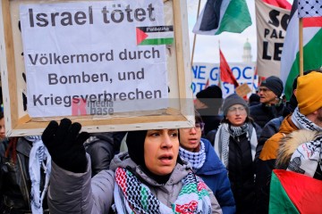 Demonstration zu den Gräbern von Liebknecht und Luxemburg, Berlin, 12. Januar 2025 | Bitzel / R-mediabase | <a href=/confor2/?bld=90697&t=d&pst=90680&aid=70&dc=1953&i1=Bitzel%20/%20R-mediabase><strong>Download Bild 90697...</strong></a> |
