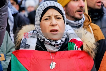 Demonstration zu den Gräbern von Liebknecht und Luxemburg, Berlin, 12. Januar 2025 | Bitzel / R-mediabase | <a href=/confor2/?bld=90698&t=d&pst=90680&aid=70&dc=1953&i1=Bitzel%20/%20R-mediabase><strong>Download Bild 90698...</strong></a> |