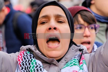 Demonstration zu den Gräbern von Liebknecht und Luxemburg, Berlin, 12. Januar 2025 | Bitzel / R-mediabase | <a href=/confor2/?bld=90700&t=d&pst=90680&aid=70&dc=1954&i1=Bitzel%20/%20R-mediabase><strong>Download Bild 90700...</strong></a> |