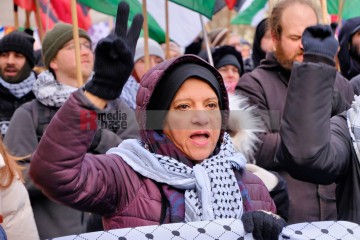 Demonstration zu den Gräbern von Liebknecht und Luxemburg, Berlin, 12. Januar 2025 | Bitzel / R-mediabase | <a href=/confor2/?bld=90701&t=d&pst=90680&aid=70&dc=1954&i1=Bitzel%20/%20R-mediabase><strong>Download Bild 90701...</strong></a> |