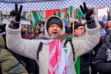 Demonstration zu den Gräbern von Liebknecht und Luxemburg, Berlin, 12. Januar 2025 | Bitzel / R-mediabase | <a href=/confor2/?bld=90702&t=d&pst=90680&aid=70&dc=1954&i1=Bitzel%20/%20R-mediabase><strong>Download Bild 90702...</strong></a> |
