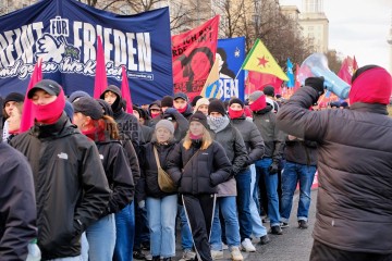 Demonstration zu den Gräbern von Liebknecht und Luxemburg, Berlin, 12. Januar 2025 | Bitzel / R-mediabase | <a href=/confor2/?bld=90704&t=d&pst=90680&aid=70&dc=1954&i1=Bitzel%20/%20R-mediabase><strong>Download Bild 90704...</strong></a> |