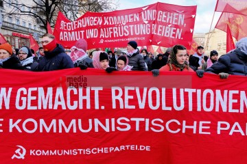 Demonstration zu den Gräbern von Liebknecht und Luxemburg, Berlin, 12. Januar 2025 | Bitzel / R-mediabase | <a href=/confor2/?bld=90705&t=d&pst=90680&aid=70&dc=1954&i1=Bitzel%20/%20R-mediabase><strong>Download Bild 90705...</strong></a> |