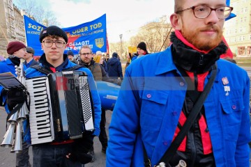Demonstration zu den Gräbern von Liebknecht und Luxemburg, Berlin, 12. Januar 2025 | Bitzel / R-mediabase | <a href=/confor2/?bld=90706&t=d&pst=90680&aid=70&dc=1954&i1=Bitzel%20/%20R-mediabase><strong>Download Bild 90706...</strong></a> |
