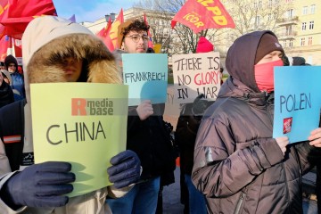 Demonstration zu den Gräbern von Liebknecht und Luxemburg, Berlin, 12. Januar 2025 | Bitzel / R-mediabase | <a href=/confor2/?bld=90707&t=d&pst=90680&aid=70&dc=1954&i1=Bitzel%20/%20R-mediabase><strong>Download Bild 90707...</strong></a> |