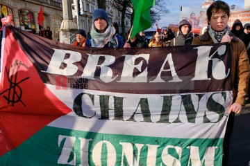 Demonstration zu den Gräbern von Liebknecht und Luxemburg, Berlin, 12. Januar 2025 | Bitzel / R-mediabase | <a href=/confor2/?bld=90708&t=d&pst=90680&aid=70&dc=1954&i1=Bitzel%20/%20R-mediabase><strong>Download Bild 90708...</strong></a> |