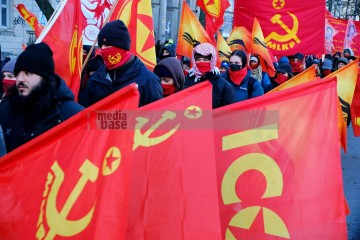 Demonstration zu den Gräbern von Liebknecht und Luxemburg, Berlin, 12. Januar 2025 | Bitzel / R-mediabase | <a href=/confor2/?bld=90710&t=d&pst=90680&aid=70&dc=1954&i1=Bitzel%20/%20R-mediabase><strong>Download Bild 90710...</strong></a> |