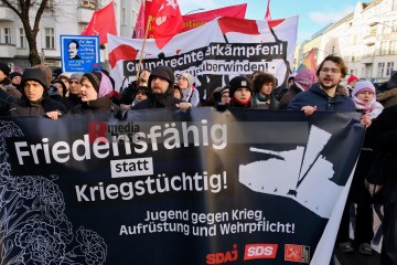 Demonstration zu den Gräbern von Liebknecht und Luxemburg, Berlin, 12. Januar 2025 | Bitzel / R-mediabase | <a href=/confor2/?bld=90711&t=d&pst=90680&aid=70&dc=1954&i1=Bitzel%20/%20R-mediabase><strong>Download Bild 90711...</strong></a> |