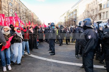 Demonstration zu den Gräbern von Liebknecht und Luxemburg, Berlin, 12. Januar 2025 | Bitzel / R-mediabase | <a href=/confor2/?bld=90713&t=d&pst=90680&aid=70&dc=1954&i1=Bitzel%20/%20R-mediabase><strong>Download Bild 90713...</strong></a> |