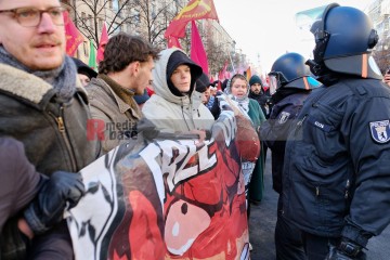 Demonstration zu den Gräbern von Liebknecht und Luxemburg, Berlin, 12. Januar 2025 | Bitzel / R-mediabase | <a href=/confor2/?bld=90712&t=d&pst=90680&aid=70&dc=1954&i1=Bitzel%20/%20R-mediabase><strong>Download Bild 90712...</strong></a> |