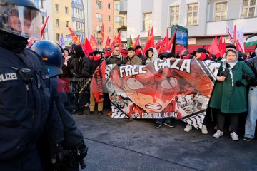 Demonstration zu den Gräbern von Liebknecht und Luxemburg, Berlin, 12. Januar 2025 | Bitzel / R-mediabase | <a href=/confor2/?bld=90714&t=d&pst=90680&aid=70&dc=1954&i1=Bitzel%20/%20R-mediabase><strong>Download Bild 90714...</strong></a> |