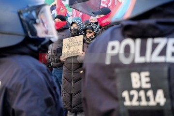 Demonstration zu den Gräbern von Liebknecht und Luxemburg, Berlin, 12. Januar 2025 | Bitzel / R-mediabase | <a href=/confor2/?bld=90715&t=d&pst=90680&aid=70&dc=1954&i1=Bitzel%20/%20R-mediabase><strong>Download Bild 90715...</strong></a> |