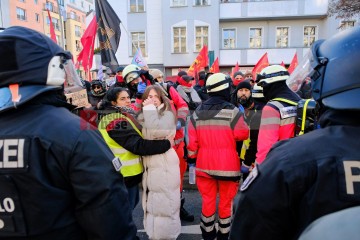 Demonstration zu den Gräbern von Liebknecht und Luxemburg, Berlin, 12. Januar 2025 | Bitzel / R-mediabase | <a href=/confor2/?bld=90716&t=d&pst=90680&aid=70&dc=1954&i1=Bitzel%20/%20R-mediabase><strong>Download Bild 90716...</strong></a> |