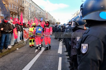 Demonstration zu den Gräbern von Liebknecht und Luxemburg, Berlin, 12. Januar 2025 | Bitzel / R-mediabase | <a href=/confor2/?bld=90718&t=d&pst=90680&aid=70&dc=1954&i1=Bitzel%20/%20R-mediabase><strong>Download Bild 90718...</strong></a> |