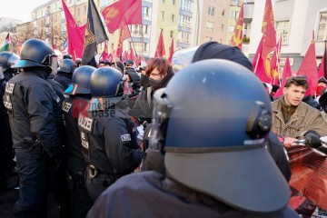 Demonstration zu den Gräbern von Liebknecht und Luxemburg, Berlin, 12. Januar 2025 | Bitzel / R-mediabase | <a href=/confor2/?bld=90719&t=d&pst=90680&aid=70&dc=1954&i1=Bitzel%20/%20R-mediabase><strong>Download Bild 90719...</strong></a> |
