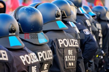 Demonstration zu den Gräbern von Liebknecht und Luxemburg, Berlin, 12. Januar 2025 | Bitzel / R-mediabase | <a href=/confor2/?bld=90720&t=d&pst=90680&aid=70&dc=1954&i1=Bitzel%20/%20R-mediabase><strong>Download Bild 90720...</strong></a> |