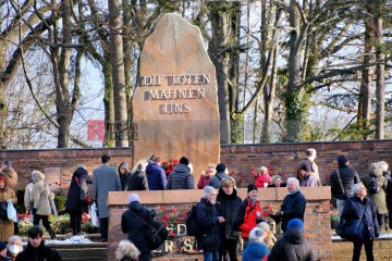 Demonstration zu den Gräbern von Liebknecht und Luxemburg, Berlin, 12. Januar 2025 | Bitzel / R-mediabase | <a href=/confor2/?bld=90721&t=d&pst=90680&aid=70&dc=1954&i1=Bitzel%20/%20R-mediabase><strong>Download Bild 90721...</strong></a> |