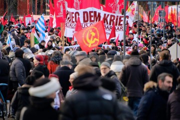 Demonstration zu den Gräbern von Liebknecht und Luxemburg, Berlin, 12. Januar 2025 | Bitzel / R-mediabase | <a href=/confor2/?bld=90732&t=d&pst=90680&aid=70&dc=1954&i1=Bitzel%20/%20R-mediabase><strong>Download Bild 90732...</strong></a> |