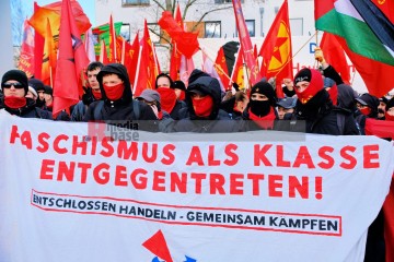 Demonstration zu den Gräbern von Liebknecht und Luxemburg, Berlin, 12. Januar 2025 | Bitzel / R-mediabase | <a href=/confor2/?bld=90734&t=d&pst=90680&aid=70&dc=1954&i1=Bitzel%20/%20R-mediabase><strong>Download Bild 90734...</strong></a> |